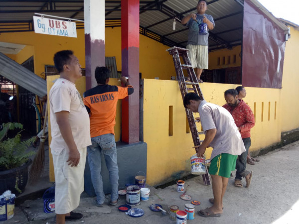 Gotong Royong Masyarakat Kampung KB dalam mengecat tembok