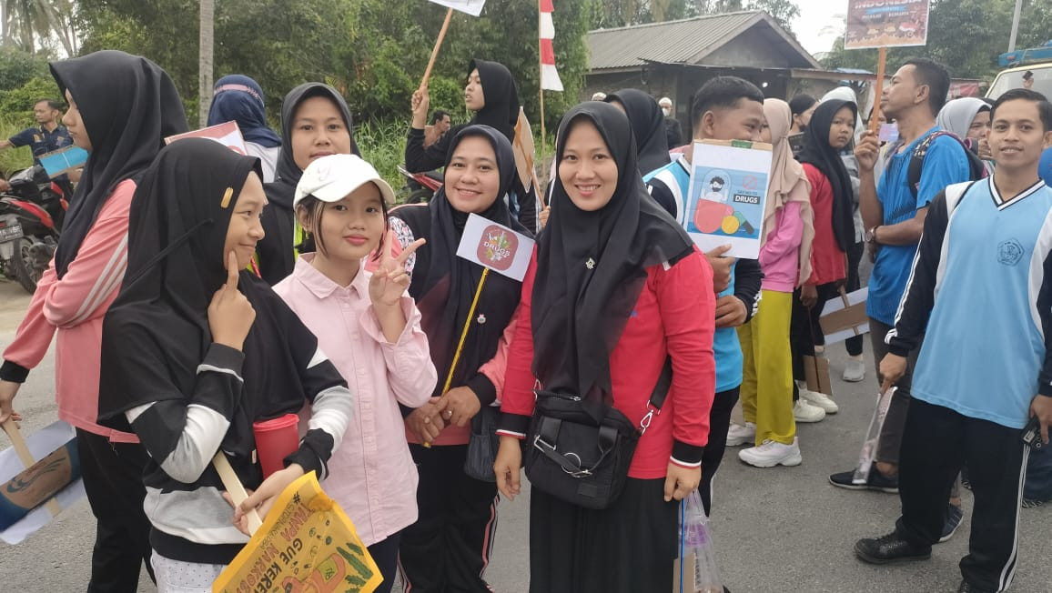 jalan santai dalam rangka kampung bersinar dan HANI (Hari Anti Narkoba)