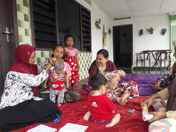 Kader pos yandu aktif dlm kegiatan mengukur tinggi badan dan lingkar kepala anak balita