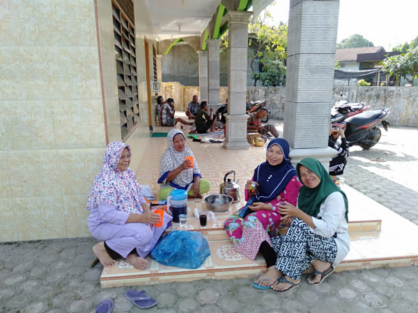 Ketua seksi kasih sayang kampung KB  Gotong Royong dgn ibu2 lansia Melati di musholla Arrahmad
