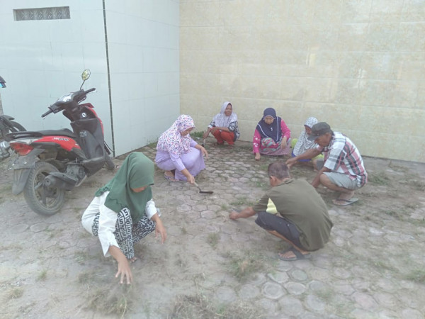 Gotong Royong di halaman medjid