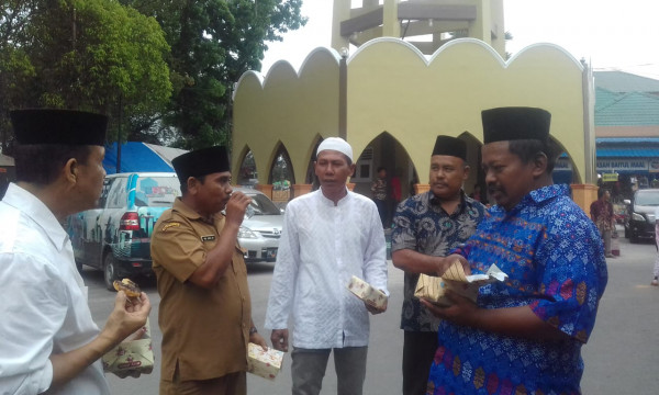 Ketua pokja kampung KB bersama kepling kebun lada