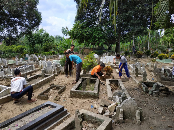 Pik,remaja melaksanakan Gotong Royong di area Kuburan Muslim