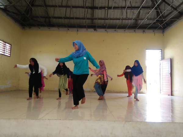 Latihan tari anak remaja