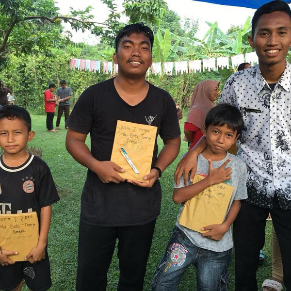 Penyerahan Hadiah lomba hut kemerdekaan RI