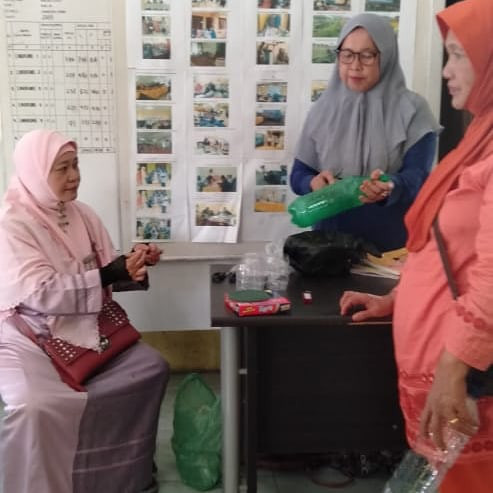 Seksi kasih sayang kampung KB dan poktan BKL melati memberikan ketrampilan barang bekas dari botol Aqua