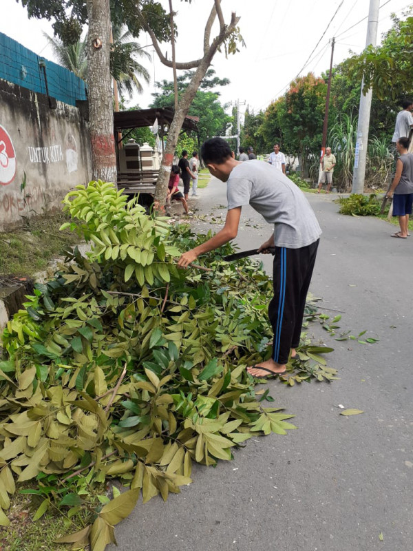 Gotong Royong lingkungan IV 