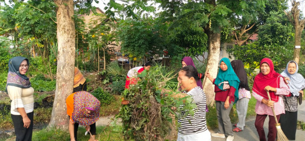 Gotong royong bersama pengurus pokja dan anggota pokja kpg kb