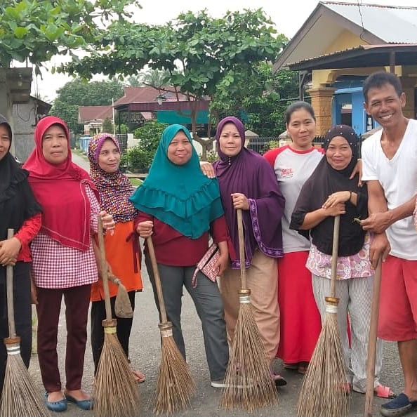 Peserta gotong royong