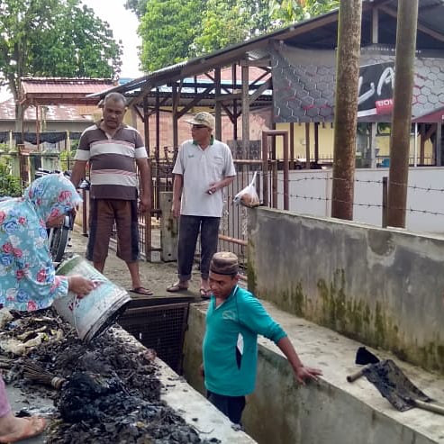 Lurah kebun lada ikut serta dlm membersihkan paret