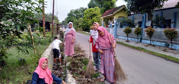 Gotong Royong bersama warga kpg kb dengan lurah kbn lada