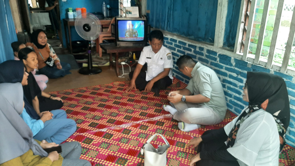Kunjungan Tim Pakar (Dokter Spesialis Kandungan) bersama PKB, Lurah, TPK dan TPPS Kota Binjai ke keluarga ibu hamil berisiko stunting di Kampung KB Setia.