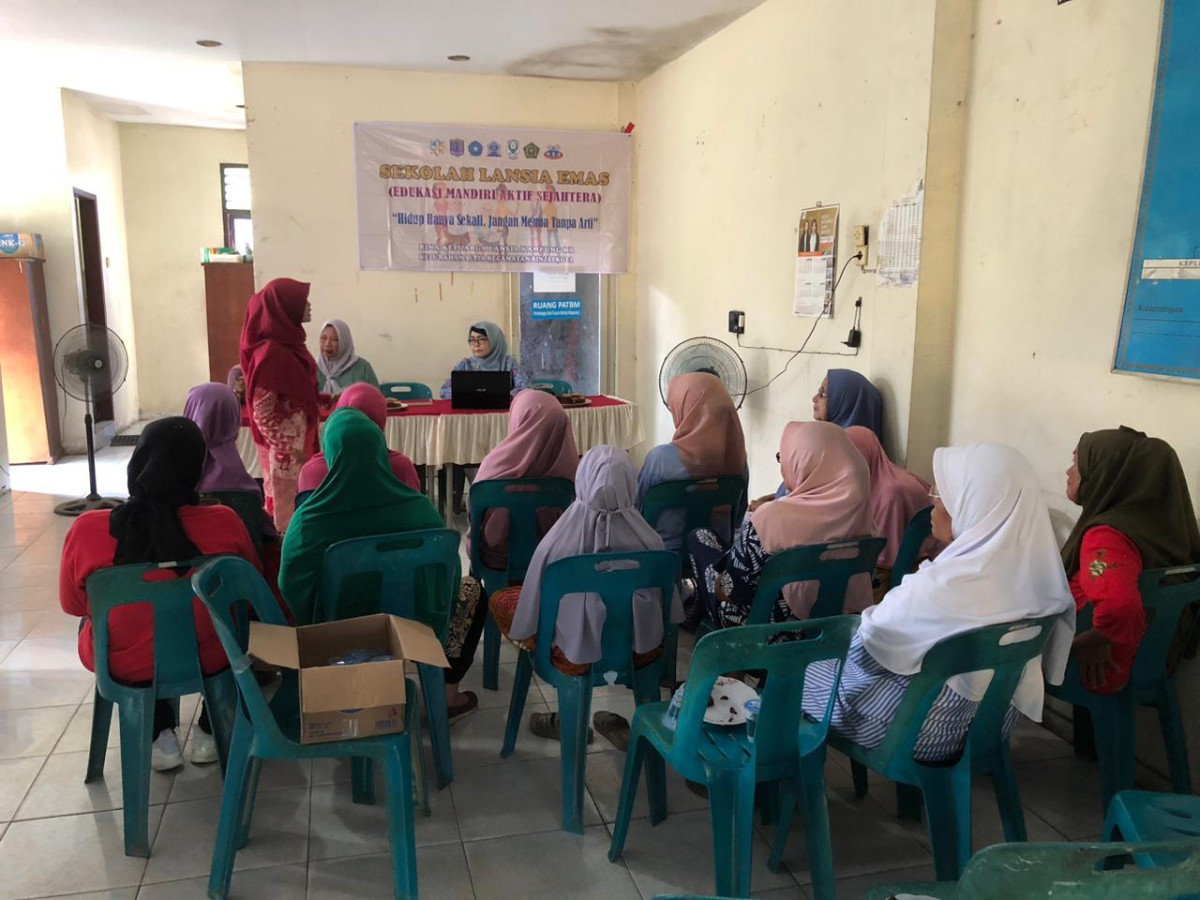 Kegiatan pertemuan kelima Sekolah Lansia EMAS Kampung KB Setia.