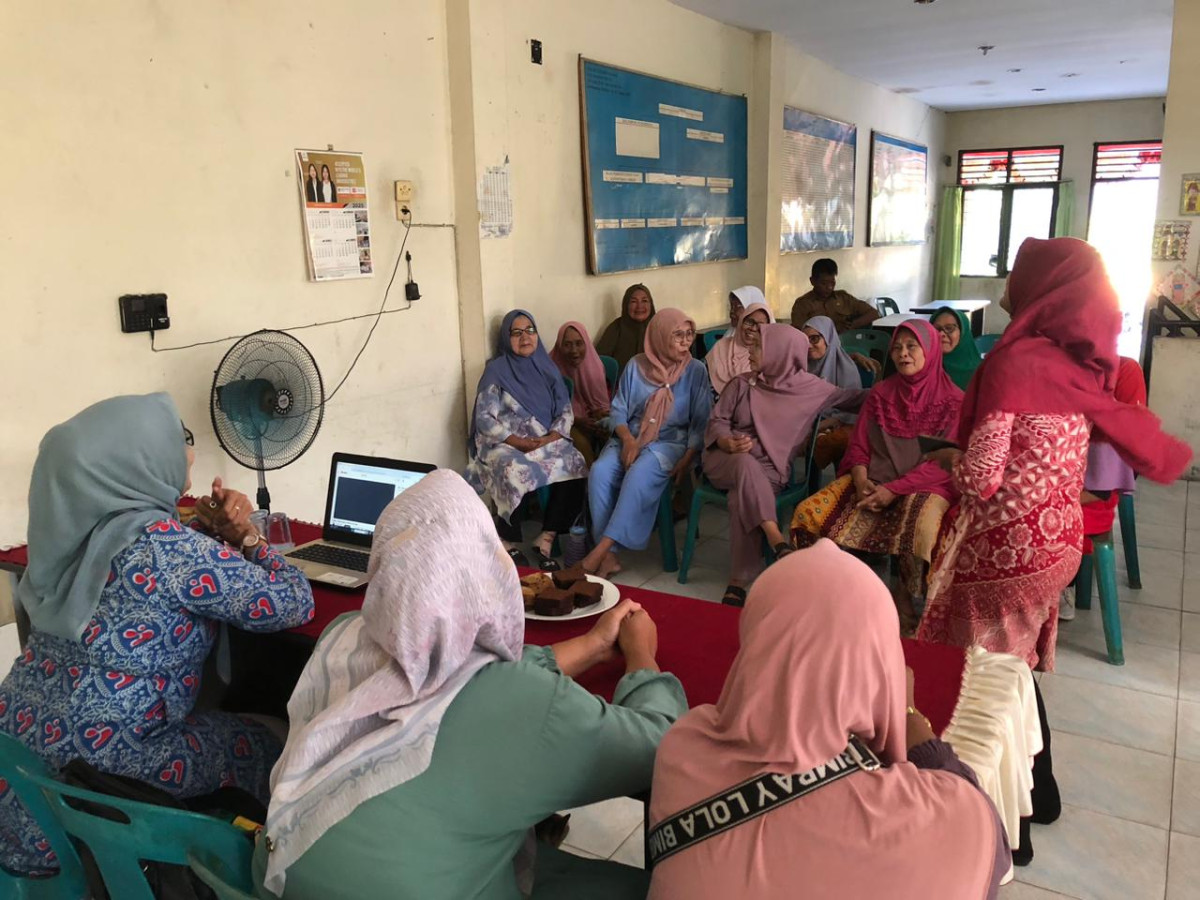 Diskusi tanya jawab tentang pengalaman lansia dalam mengelola stress bersama Psikolog.