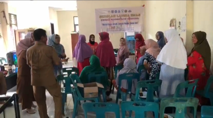 Mengajak lansia menyanyi dan berjoget, salah satu contoh mengatasi stress dengan melaksanakan aktivitas yang menyenangkan.