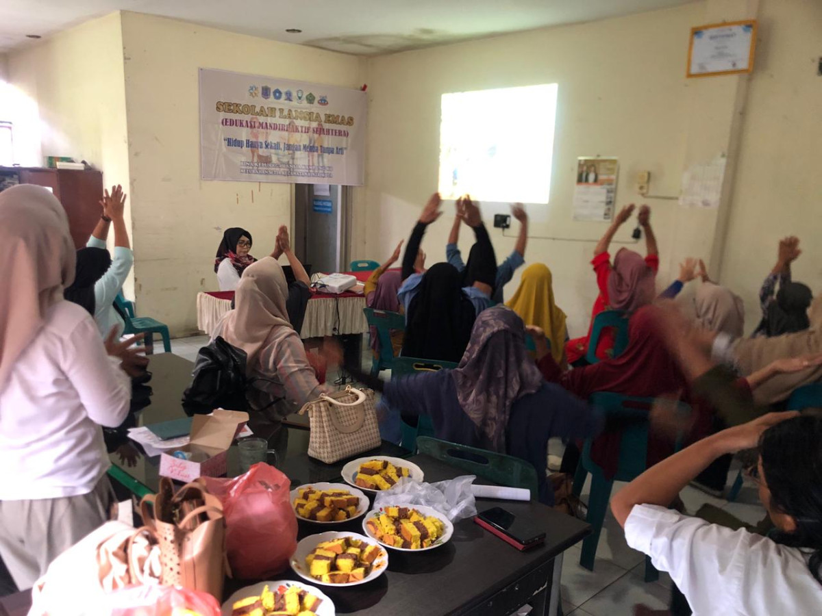 Senam lansia di kursi, melatih kekuatan tungkai bawah.