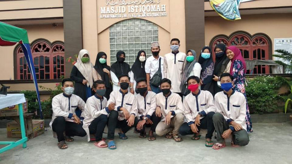 Pembagian masker Remaja Masjid Istiqomah Bersama Bapak Lurah Tualang
