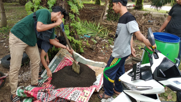 Pembuatan Kompos dari pelepah sawit oleh PIK R Tualang