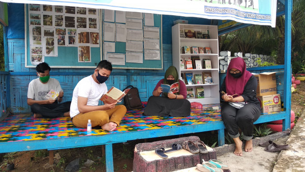 Relawan Baca ( pojok baca kelurahan Tualang )