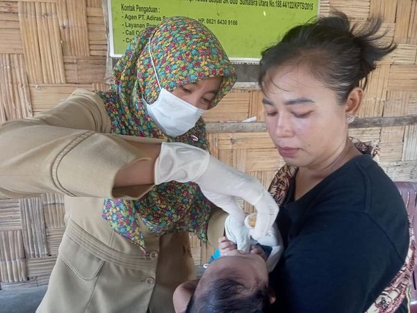 Pemberian Pin Polio kepada Balita