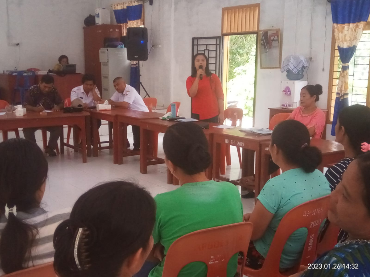 Mengikuti Rapat Desa DI Desa Siwalubanua II terkait tentang kegiatan penyegaran kelompok Tribina (BKB,BKR,BKL) dan UPPKS