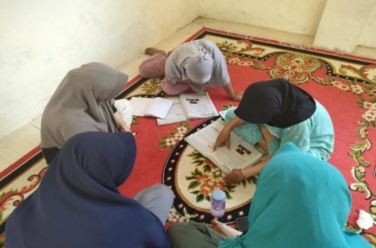 Kegiatan mahasiswa KKN Tematik Stunting UNP membantu mengajari tugas adik-adik di Nagari Sisawah