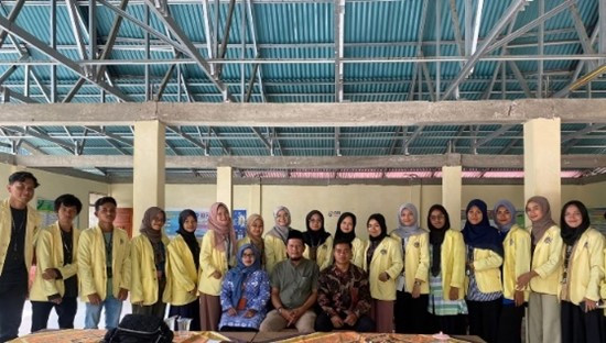 Pengarahan oleh Penyuluh KB Nagari Sisawah kepada mahasiswa KKN Tematik Stunting UNP