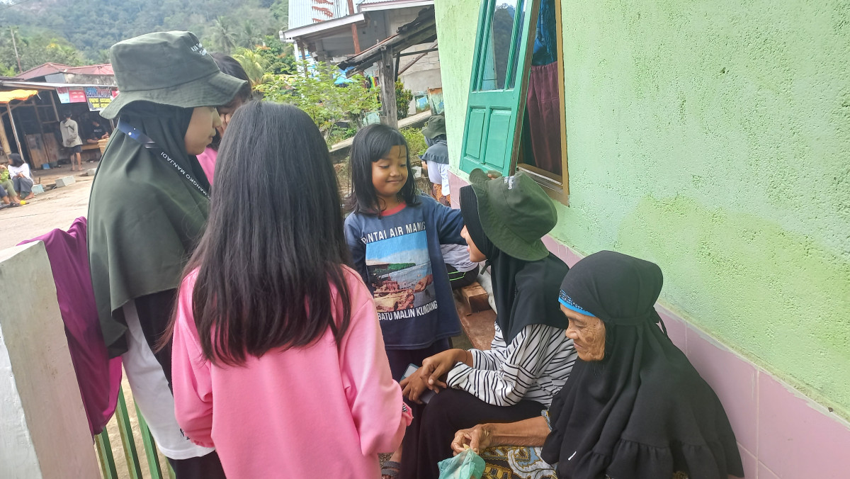 Kegiatan Gotong Royong Mahasiswa KKN Tematik Stunting UNP