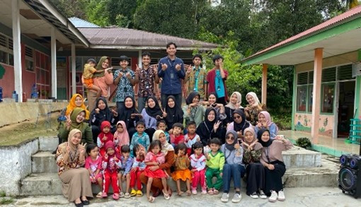 Sosialisasi Mahasiswa KKN Tematik Stunting UNP di TK Dharma Wanita Sisawah