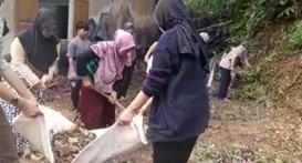 Gotong Royong Taman Sehat oleh Mahasiswa KKN Tematik Stunting UNP