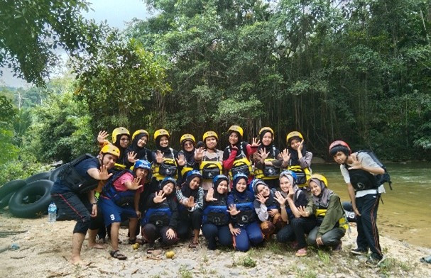 Menikmati wisata Fun Tabing Nagari Sisawah