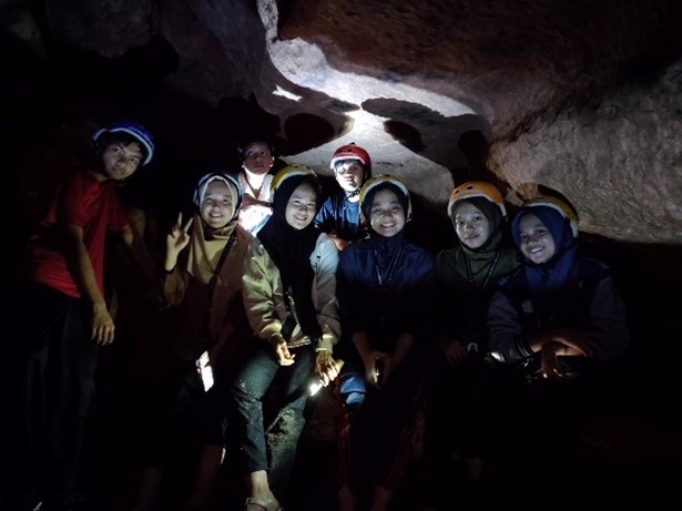 Menikmati wisata Ngalau Antabung Nagari Sisawah