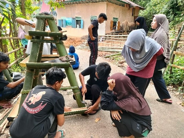 Gotong Royong Taman Sehat oleh Mahasiswa KKN Tematik Stunting UNP