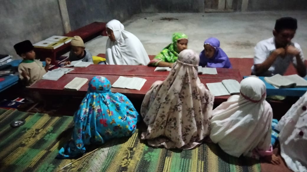 Mengajarkan anak-anak mengaji