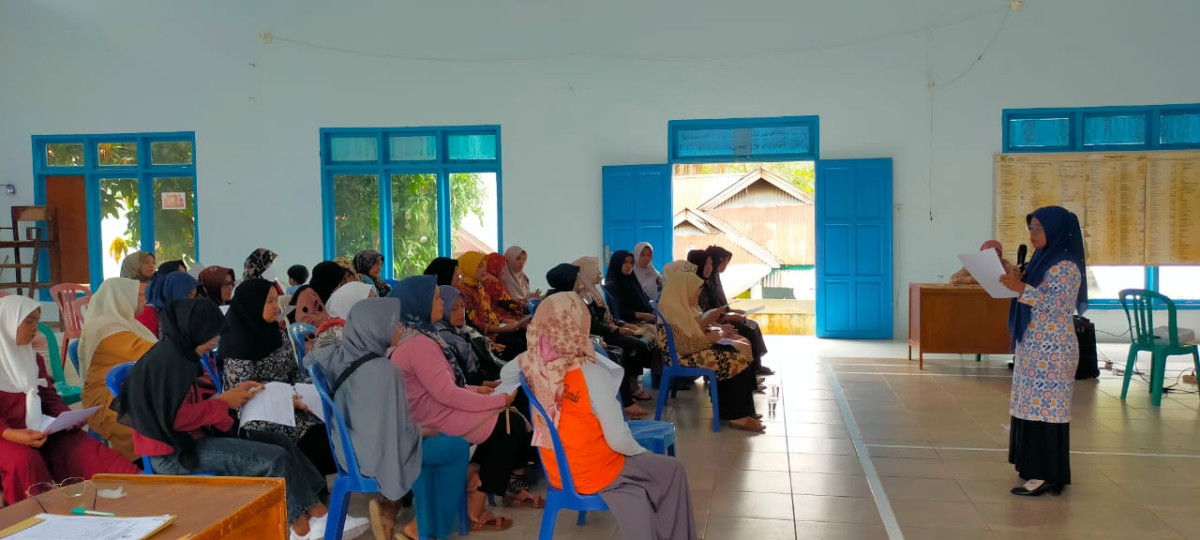 Penyampaian materi oleh Penyuluh  KB kecamatan Sumpur Kudus