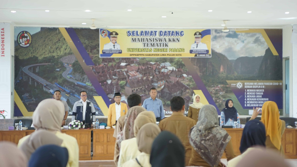 Serah terima mahasiswa KKN Tematik Universitas Negeri Padang dengan Bupati Kabupaten 50 Kota