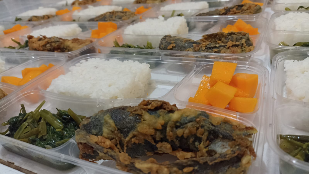 Nasi putih, ikan lele krispi, tumis kangkung, dan buah pepaya