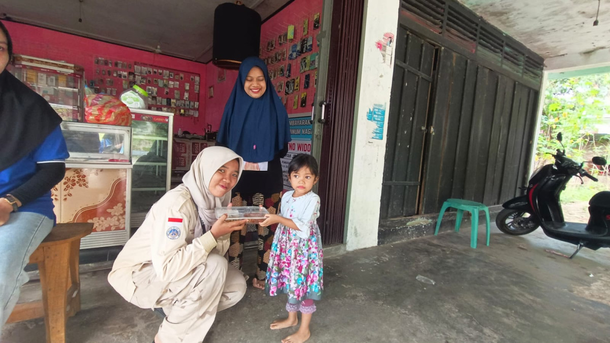 Pembagian makanan bergizi ke rumah-rumah anak stunting