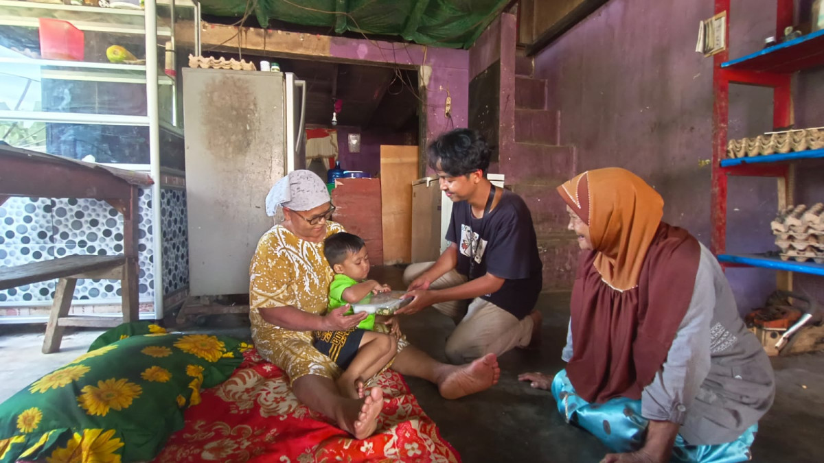 Pembagian makanan bergizi ke rumah-rumah anak stunting