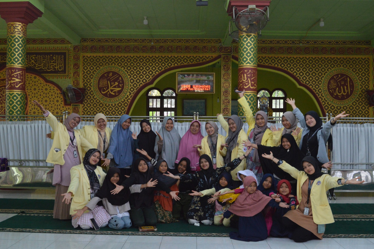 Foto bersama di TPQ Masjid Istiqomah