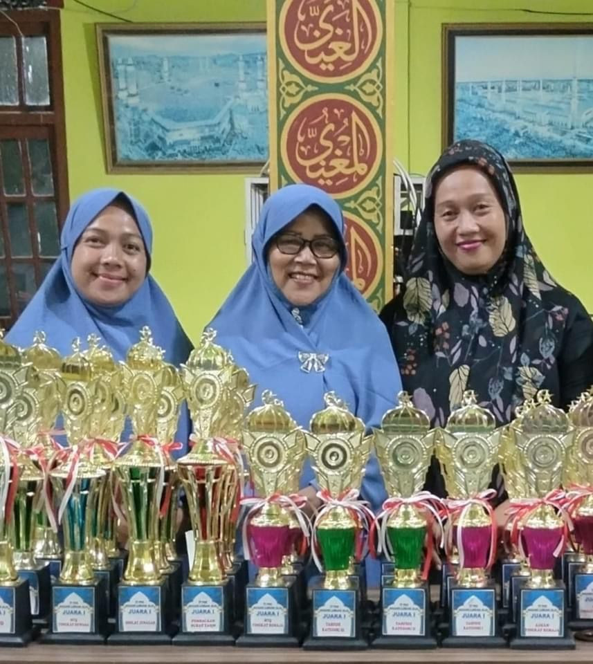 tropi pemenang lomba