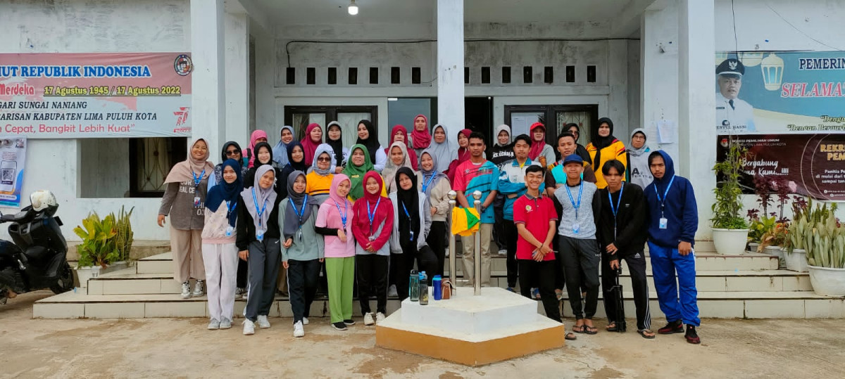 Foto Bersama KKN Tematik Stunting Universitas Negeri Padang dengan Masyarakat yang mengikuti senam bersama