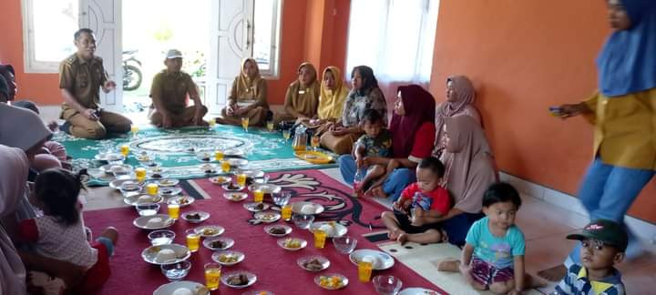 Memberikan makanan tambahan untuk anak stuting