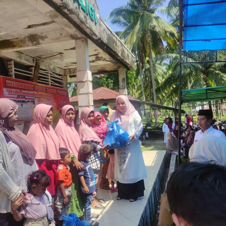 penyerahan bantuan kepada anak stunting melalui progam bias