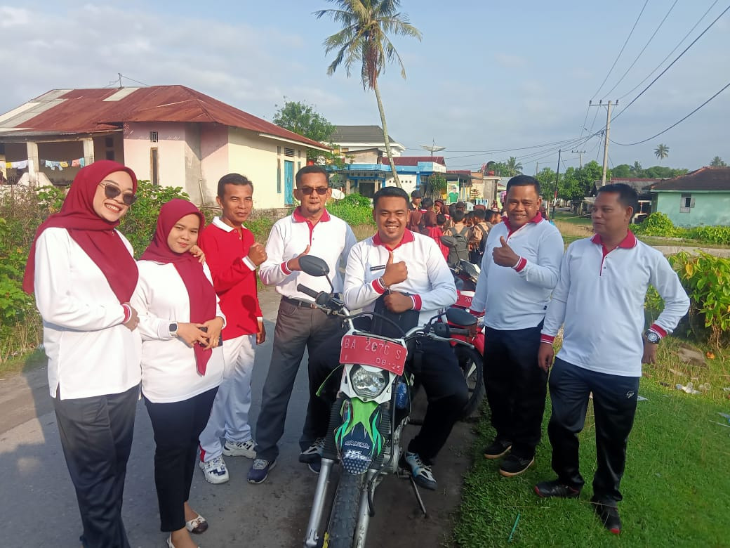 gotong royong bersama dalam membersihkan pantai sasak