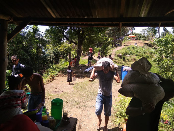 Pengangkatan bahan Ke Agrowista Bukit Kailas