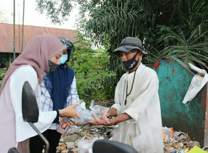 Berbagi nasi dengan orang-orang yang membutuhkan