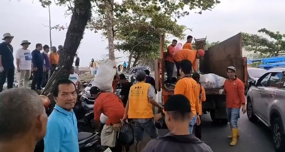 Pengangkutan sampah oleh truk Dainas Kebersihan