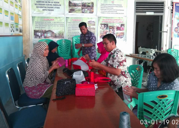 Meninjau proses pembuatan Furing Tas di Kelompok UPPKS Kampung KB Berok Madani