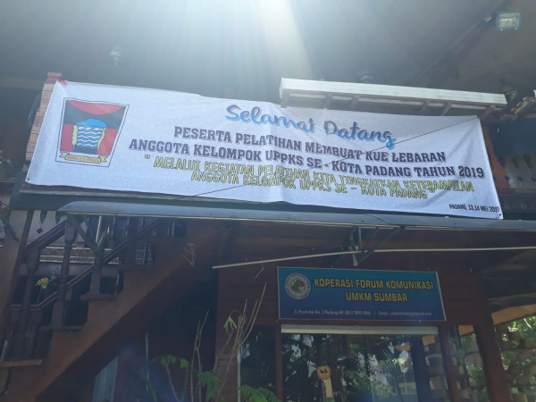 Pelatihan membuat kue lebaran untuk anggota UPPKS kampung KB se kota Padang